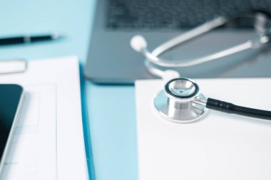 Steteskop sağlık sistemi içinde sağlanan temel tıbbi bakımı sembolize eder, sağlık sigortası hastalıklara yönelik tedavi ve tıbbın finansmanında hayati rol oynar, sağlık yönetimi kavramı.