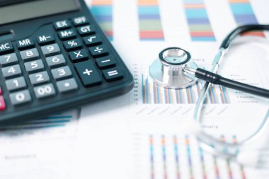 Steteskop sağlık sistemi içinde sağlanan temel tıbbi bakımı sembolize eder, sağlık sigortası hastalıklara yönelik tedavi ve tıbbın finansmanında hayati rol oynar, sağlık yönetimi kavramı.