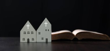 Modern kilise binası, belirgin bir haç ile, geleneksel Katolik inancını çağdaş ev benzeri bir arka planla harmanlayarak, Hıristiyan cemaati için ibadet yeri olarak hizmet vermektedir..