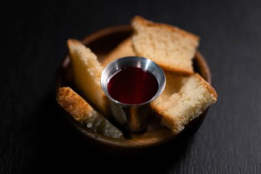 Hıristiyan dini, inananlar kutsal ayine katılırlar, İsa 'nın ekmek ve kanını sembolize eden kutsal ayin, maneviyatlarını ve inançlarını derinleştirirler. Komünyon, Hıristiyan, kutsal, din