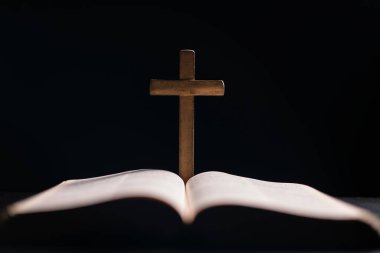 Haç, İncil 'de Hz. İsa' yı ve Hristiyan inancını temsil eden ve kilisede dinin ve Tanrı 'ya bağlılığın kutsal bir sembolü olarak kabul edilen bir semboldür. İncil, haç, İsa Mesih, kitap.