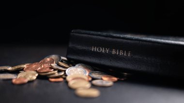 İncil 'de hayırseverliğin erdemini vurguluyor, insanları madeni para ve bağış yapmaya teşvik ediyor, finans, din ve bağışlama ruhunun kesişimini gösteriyor. Para, İncil..