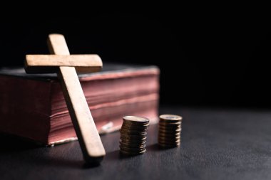 İncil 'de hayırseverliğin erdemini vurguluyor, insanları madeni para ve bağış yapmaya teşvik ediyor, finans, din ve bağışlama ruhunun kesişimini gösteriyor. Para, İncil..