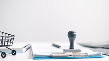 İş sözleşmesi resmi olarak onaylandı. Ofis yetkilileri bu damgaya basarak belgede kalın bir mürekkep izi bıraktı. pul, iş, belge, onay, mürekkep, ofis, kauçuk, onay.