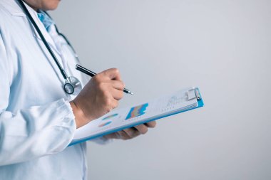 Doktor, steteskop ile donatılmıştı. Klinikteki hastalara tıbbi bakım sağlıyordu. Sağlık sisteminde kendini adamış bir doktor olarak sağlıyorlardı. doktor, sağlık, sağlık.