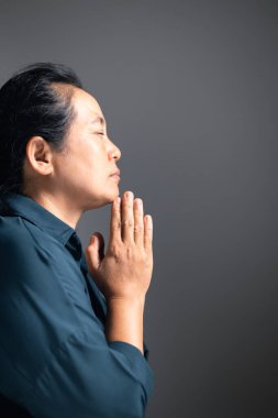 Kadın dua etmek için elini kaldırır, Tanrı 'ya derin bir inançla, kutsal bir huzur ve bağlılık anında İsa' ya tapar. Kadın, el, dua, inanç, din, İsa, Hristiyan, Tanrı, kutsal.