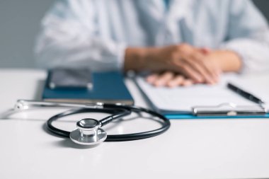 Doktor, hastane kliniğinde tıbbi yardım sağlanırken en iyisini umarak dua ederken ellerini sıktı. doktor, namaz, ilaç, sağlık, sağlık, el, hastane, bakım, klinik, umut, dua, kişi.