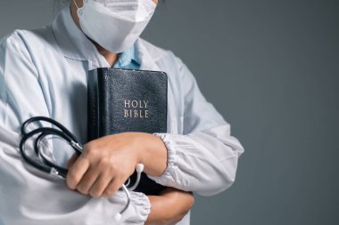 Doktor, hastane kliniğinde tıbbi yardım sağlanırken en iyisini umarak dua ederken ellerini sıktı. doktor, namaz, ilaç, sağlık, sağlık, el, hastane, bakım, klinik, umut, dua, kişi.