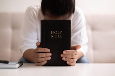 İnancı ve umudu olan Hristiyan kadın, Tanrı 'ya ve dinini somutlaştıran İsa Mesih' e dua etmek için elini kaldırır. Kadın, el, inanç, dua, ibadet, İsa Mesih, Hristiyan, Tanrı, umut.