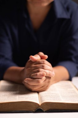 Kadın inançla dua eder, ellerini bağlılıkla bağlar, dininde İsa ve Tanrı 'nın rehberliğini arar. Kadın, dua et, insan, el, inanç, dua, din, İsa Mesih, Tanrı, umut, Hıristiyan.