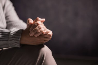Kadın dua ederken ellerini sıktı, inanç ve umutla, İsa Mesih 'e inanarak, ve Hristiyan dininin ruhuyla Tanrı' nın kutsal varlığını arayarak. Dua et, kadın..