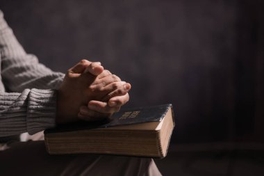 İncil 'i ellerinde tutan kişi, derin maneviyatla dua ederek, İsa Mesih' ten rehberlik arayarak, ve kilisede ibadet ve adanmışlıkla Hristiyanlığın kutsal öğretilerini kucaklayarak,.