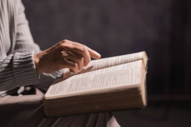 İncil 'i ellerinde tutan kişi, derin maneviyatla dua ederek, İsa Mesih' ten rehberlik arayarak, ve kilisede ibadet ve adanmışlıkla Hristiyanlığın kutsal öğretilerini kucaklayarak,.