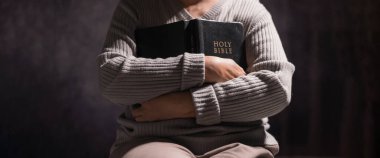 İncil 'i ellerinde tutan kişi, derin maneviyatla dua ederek, İsa Mesih' ten rehberlik arayarak, ve kilisede ibadet ve adanmışlıkla Hristiyanlığın kutsal öğretilerini kucaklayarak,.