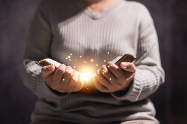 Kadın dua ederken ellerini sıktı, inanç ve umutla, İsa Mesih 'e inanarak, ve Hristiyan dininin ruhuyla Tanrı' nın kutsal varlığını arayarak. Dua et, kadın..