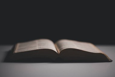 Eski kütüphane, masanın üzerinde açık bir İncil, karanlık odada aydınlatılmış kutsal sayfalar vardı. İncil, kutsal, karanlık, eski, açık, kütüphane, sayfalar, kutsal kitap, masa, kitap, sayfa..