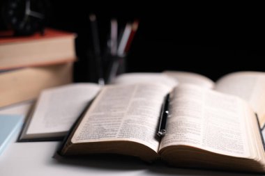 Eski kütüphane, masanın üzerinde açık bir İncil, karanlık odada aydınlatılmış kutsal sayfalar vardı. İncil, kutsal, karanlık, eski, açık, kütüphane, sayfalar, kutsal kitap, masa, kitap, sayfa..