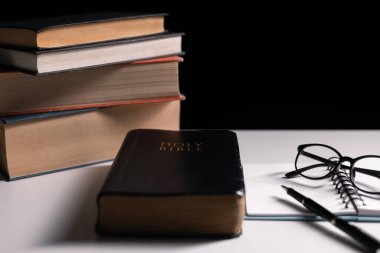 Eski kütüphane, masanın üzerinde açık bir İncil, karanlık odada aydınlatılmış kutsal sayfalar vardı. İncil, kutsal, karanlık, eski, açık, kütüphane, sayfalar, kutsal kitap, masa, kitap, sayfa..