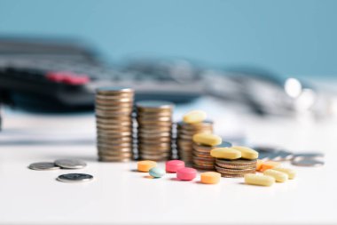 Sağlık hizmetlerinden tasarruf etmek zor olabilir, ama uygun bir sigortanız olursa ilaç ve hapların maliyetini yönetirken ilaç sektöründe dolaşabilir ve sağlığınızı koruyabilirsiniz..