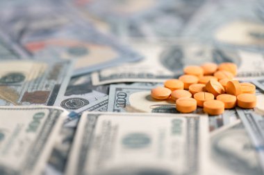 Tıbbi işler, bir doktor her doz ilaç için parayı dikkatle yönetir, sorumlu sağlık hizmetleri zeminine karşı narkotik reçetelerin bile verilmesini sağlar. ilaç, para.