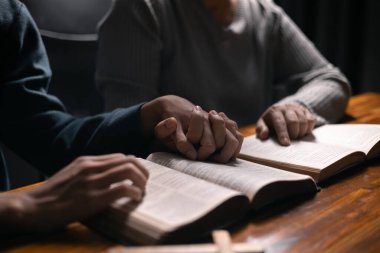 Meditasyon anında cemaat dua etmeye ve övgü yağdırmaya başladı. Kutsal Ruh 'un affını ve lütfunu istediler. Kardeşlik ruhunu ve İncil' in öğretilerini benimsediler..