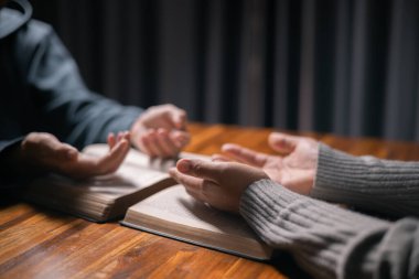 Meditasyon anında cemaat dua etmeye ve övgü yağdırmaya başladı. Kutsal Ruh 'un affını ve lütfunu istediler. Kardeşlik ruhunu ve İncil' in öğretilerini benimsediler..