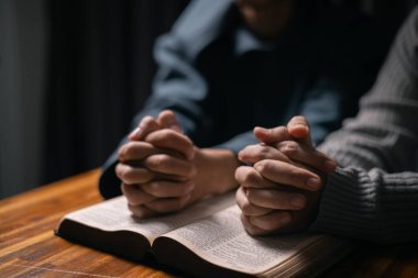 Meditasyon anında cemaat dua etmeye ve övgü yağdırmaya başladı. Kutsal Ruh 'un affını ve lütfunu istediler. Kardeşlik ruhunu ve İncil' in öğretilerini benimsediler..