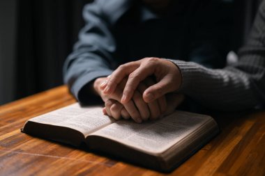 Meditasyon anında cemaat dua etmeye ve övgü yağdırmaya başladı. Kutsal Ruh 'un affını ve lütfunu istediler. Kardeşlik ruhunu ve İncil' in öğretilerini benimsediler..