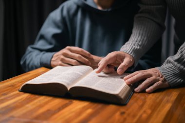 Meditasyon anında cemaat dua etmeye ve övgü yağdırmaya başladı. Kutsal Ruh 'un affını ve lütfunu istediler. Kardeşlik ruhunu ve İncil' in öğretilerini benimsediler..