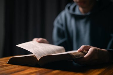 Kilisede dua eden insanlar, Hristiyan inançlarını ve Tanrı 'ya olan inançlarını somutlaştırarak, dindar dinleri vasıtasıyla İsa' nın kutsal varlığını ve umudunu arayarak ellerini kaldırdılar. Yüce İsa, dua et..