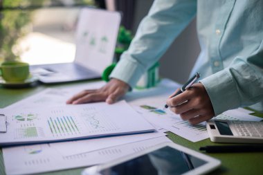 İş toplantısı sırasında yeşil bina performans ölçümleri analiz ediliyor. veri analizi, yeşil bina, iş toplantısı, sürdürülebilirlik, performans ölçümleri, grafikler, emlak, çevre dostu.