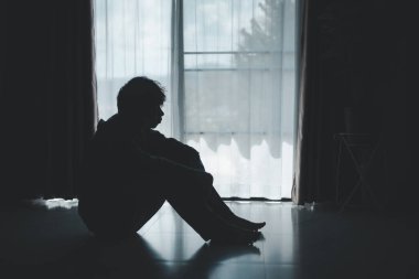 Kayıp gölge silueti, derin umutsuzluk ve umutsuzluğu somutlaştırarak onu sürekli stresli, üzgün ve mutsuz bıraktı. Adam tek başına oturmuş, endişe, stres ve depresyon hissediyordu..