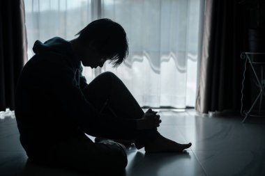 Kayıp gölge silueti, derin umutsuzluk ve umutsuzluğu somutlaştırarak onu sürekli stresli, üzgün ve mutsuz bıraktı. Adam tek başına oturmuş, endişe, stres ve depresyon hissediyordu..