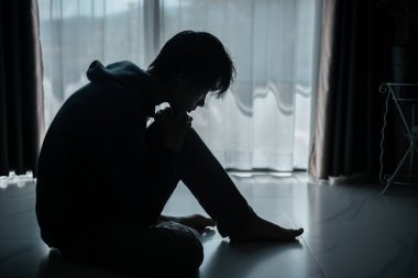 Kayıp gölge silueti, derin umutsuzluk ve umutsuzluğu somutlaştırarak onu sürekli stresli, üzgün ve mutsuz bıraktı. Adam tek başına oturmuş, endişe, stres ve depresyon hissediyordu..