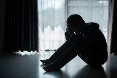 Kayıp gölge silueti, derin umutsuzluk ve umutsuzluğu somutlaştırarak onu sürekli stresli, üzgün ve mutsuz bıraktı. Adam tek başına oturmuş, endişe, stres ve depresyon hissediyordu..