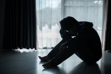 Kayıp gölge silueti, derin umutsuzluk ve umutsuzluğu somutlaştırarak onu sürekli stresli, üzgün ve mutsuz bıraktı. Adam tek başına oturmuş, endişe, stres ve depresyon hissediyordu..