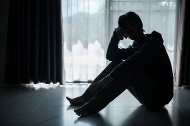 Kayıp gölge silueti, derin umutsuzluk ve umutsuzluğu somutlaştırarak onu sürekli stresli, üzgün ve mutsuz bıraktı. Adam tek başına oturmuş, endişe, stres ve depresyon hissediyordu..
