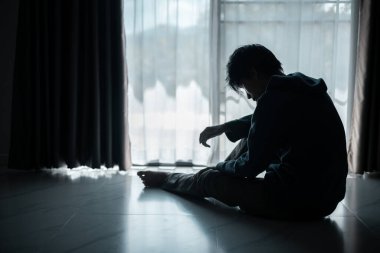 Kayıp gölge silueti, derin umutsuzluk ve umutsuzluğu somutlaştırarak onu sürekli stresli, üzgün ve mutsuz bıraktı. Adam tek başına oturmuş, endişe, stres ve depresyon hissediyordu..