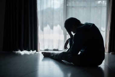 Kayıp gölge silueti, derin umutsuzluk ve umutsuzluğu somutlaştırarak onu sürekli stresli, üzgün ve mutsuz bıraktı. Adam tek başına oturmuş, endişe, stres ve depresyon hissediyordu..