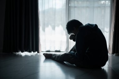Kayıp gölge silueti, derin umutsuzluk ve umutsuzluğu somutlaştırarak onu sürekli stresli, üzgün ve mutsuz bıraktı. Adam tek başına oturmuş, endişe, stres ve depresyon hissediyordu..