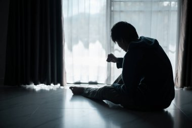 Kayıp gölge silueti, derin umutsuzluk ve umutsuzluğu somutlaştırarak onu sürekli stresli, üzgün ve mutsuz bıraktı. Adam tek başına oturmuş, endişe, stres ve depresyon hissediyordu..