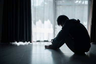 Kayıp gölge silueti, derin umutsuzluk ve umutsuzluğu somutlaştırarak onu sürekli stresli, üzgün ve mutsuz bıraktı. Adam tek başına oturmuş, endişe, stres ve depresyon hissediyordu..
