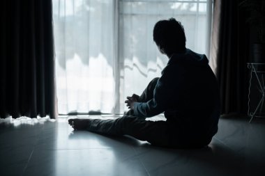 Kayıp gölge silueti, derin umutsuzluk ve umutsuzluğu somutlaştırarak onu sürekli stresli, üzgün ve mutsuz bıraktı. Adam tek başına oturmuş, endişe, stres ve depresyon hissediyordu..