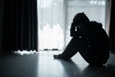 Kayıp gölge silueti, derin umutsuzluk ve umutsuzluğu somutlaştırarak onu sürekli stresli, üzgün ve mutsuz bıraktı. Adam tek başına oturmuş, endişe, stres ve depresyon hissediyordu..