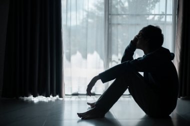 Kayıp gölge silueti, derin umutsuzluk ve umutsuzluğu somutlaştırarak onu sürekli stresli, üzgün ve mutsuz bıraktı. Adam tek başına oturmuş, endişe, stres ve depresyon hissediyordu..