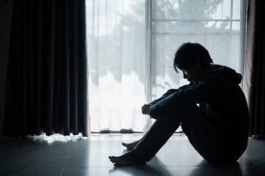 Kayıp gölge silueti, derin umutsuzluk ve umutsuzluğu somutlaştırarak onu sürekli stresli, üzgün ve mutsuz bıraktı. Adam tek başına oturmuş, endişe, stres ve depresyon hissediyordu..