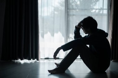 Kayıp gölge silueti, derin umutsuzluk ve umutsuzluğu somutlaştırarak onu sürekli stresli, üzgün ve mutsuz bıraktı. Adam tek başına oturmuş, endişe, stres ve depresyon hissediyordu..