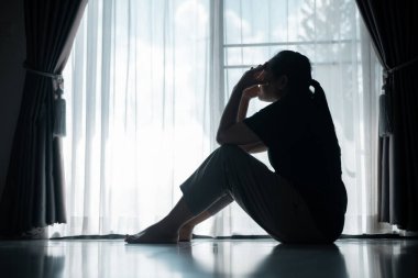 Genç bir kadın yalnız başına oturmuş, stres ve depresyonun ağırlığını hissediyordu. Üzüntüsü, pek çok insanın sessizce yüzleştiği mücadeleyi yansıtıyordu. anksiyete, stres, depresyon, kadın, insan, üzgün, yetişkin, yalnız.