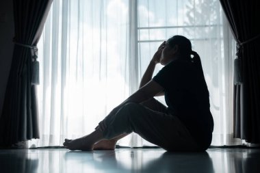 Genç bir kadın yalnız başına oturmuş, stres ve depresyonun ağırlığını hissediyordu. Üzüntüsü, pek çok insanın sessizce yüzleştiği mücadeleyi yansıtıyordu. anksiyete, stres, depresyon, kadın, insan, üzgün, yetişkin, yalnız.