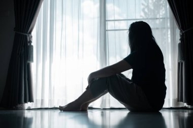 Genç bir kadın yalnız başına oturmuş, stres ve depresyonun ağırlığını hissediyordu. Üzüntüsü, pek çok insanın sessizce yüzleştiği mücadeleyi yansıtıyordu. anksiyete, stres, depresyon, kadın, insan, üzgün, yetişkin, yalnız.